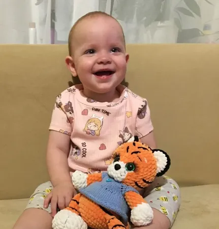 Ребёнок с игрушкой