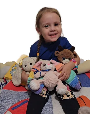 Ребёнок с игрушкой