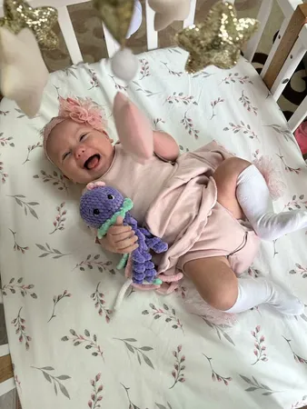 Ребёнок с игрушкой