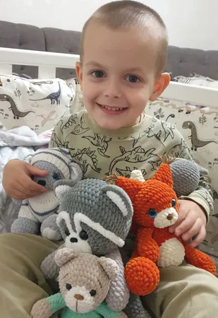 Ребёнок с игрушкой