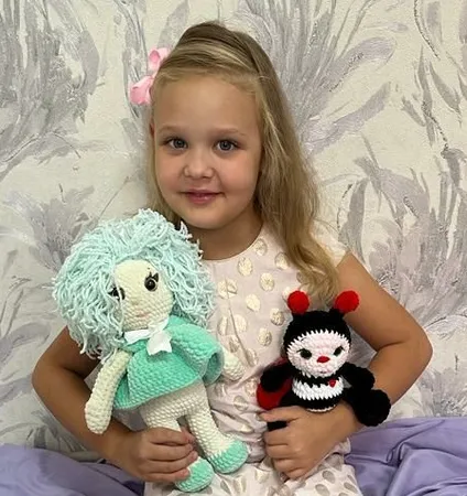 Ребёнок с игрушкой