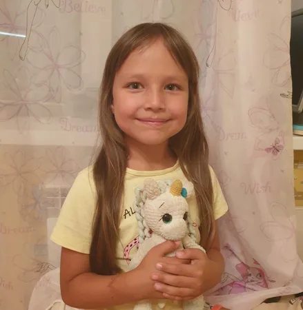 Ребёнок с игрушкой