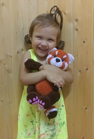 Ребёнок с игрушкой