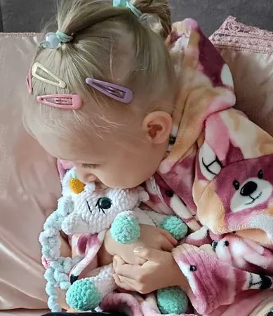 Ребёнок с игрушкой