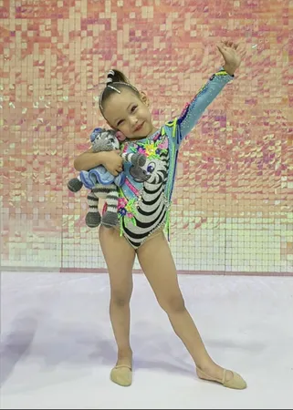 Ребёнок с игрушкой