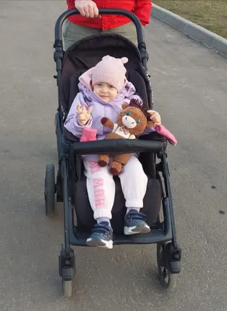 Ребёнок с игрушкой